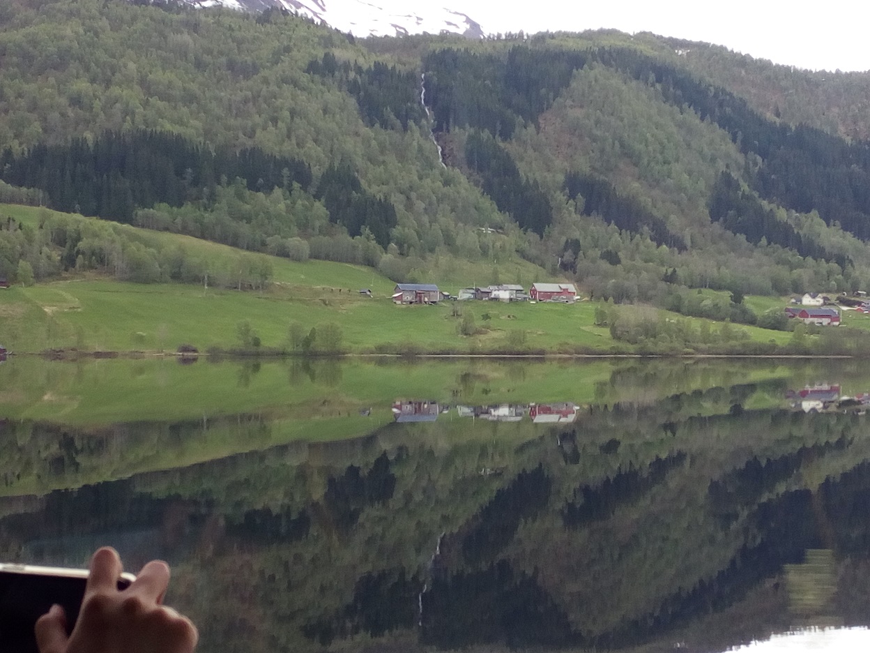 Mirror-like lake on the way to Voss