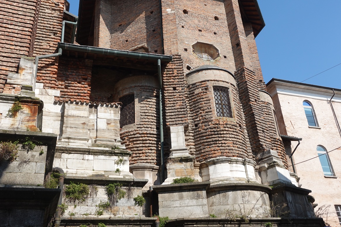 Incomplete marble facade on the Pavia Cathedral
