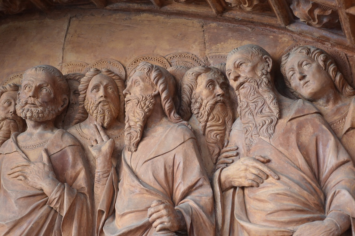 Close-up of the terracotta basin decorations, small cloister