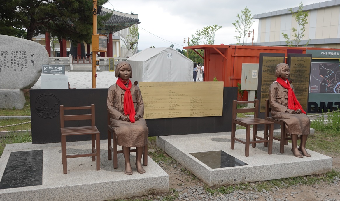 Sex slave commemoration statues