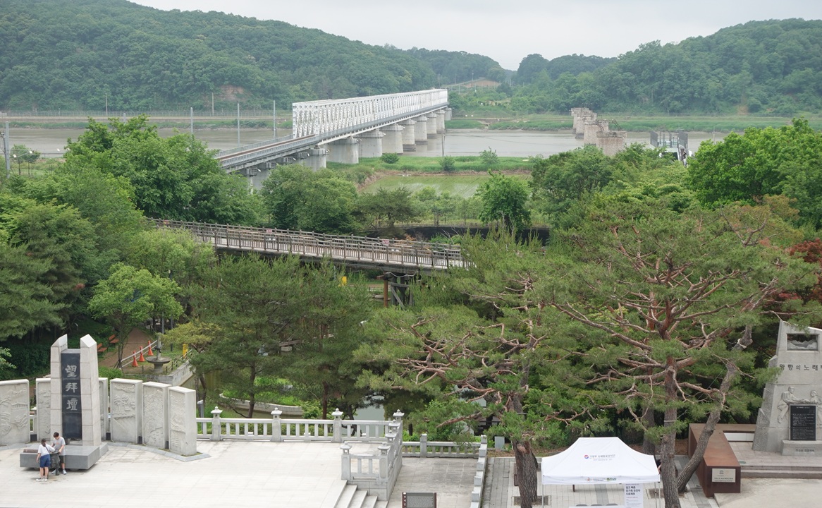 Freedom Bridges, DMZ