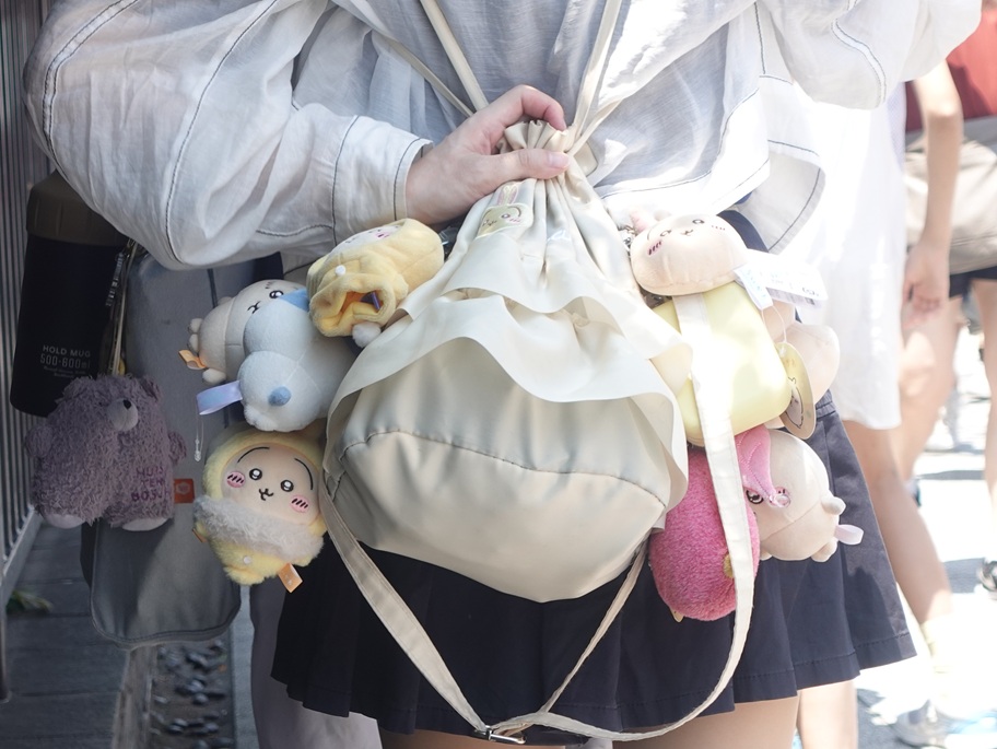 Toys on girl´s bag