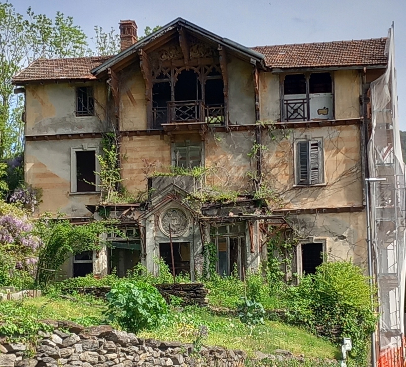 Derelict house in Torricella