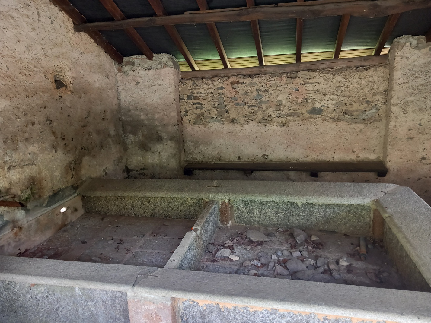 A probably medieval communal laundry basin. Sigirino, Ticino.