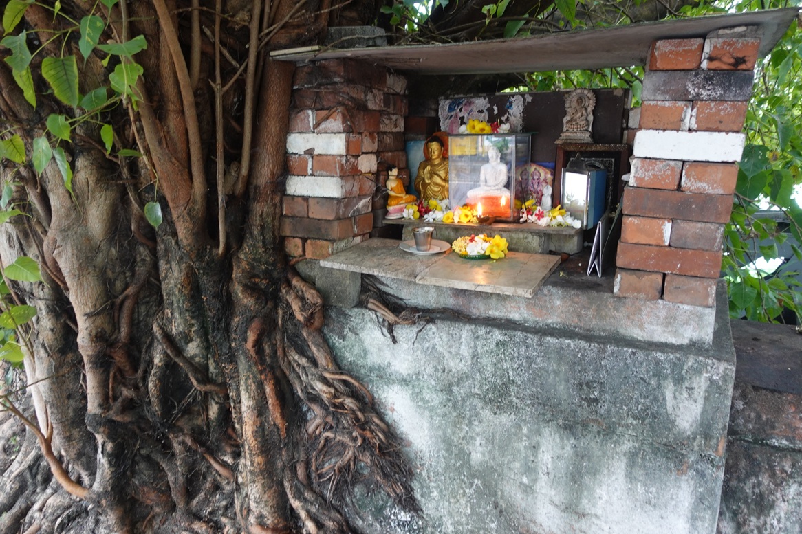 Roadside shrine, Colombo