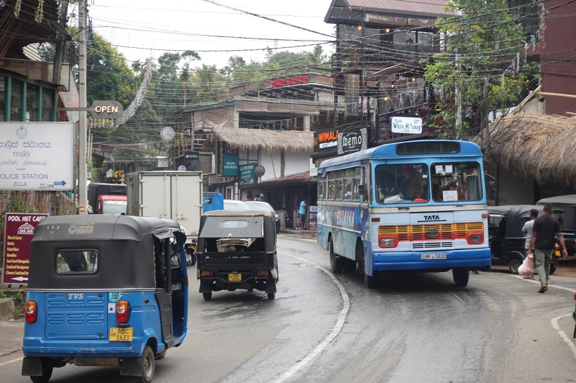 Bus in Ella