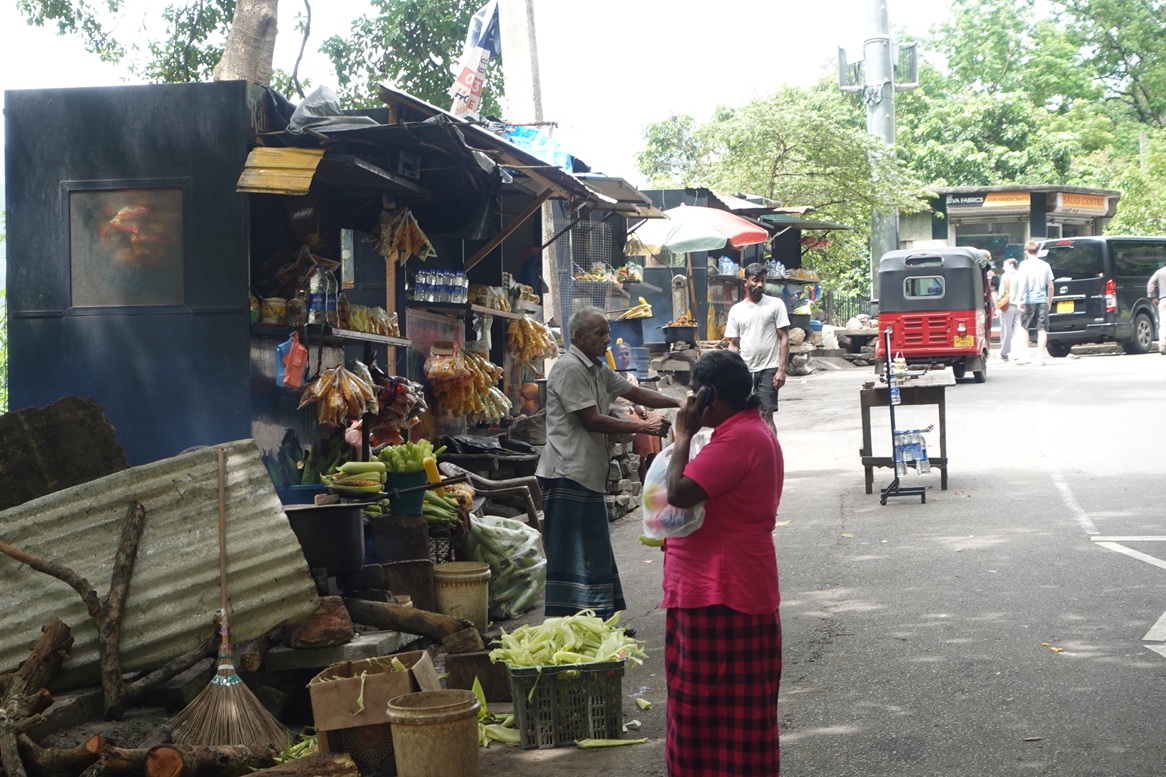 Street stalls at the Rawana Ella Falls