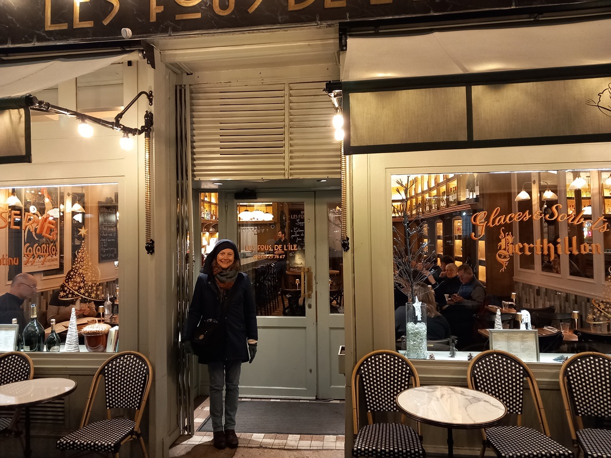 Outside le brasserie 'Les Fous de L’Îe' on l’Îe St Louis