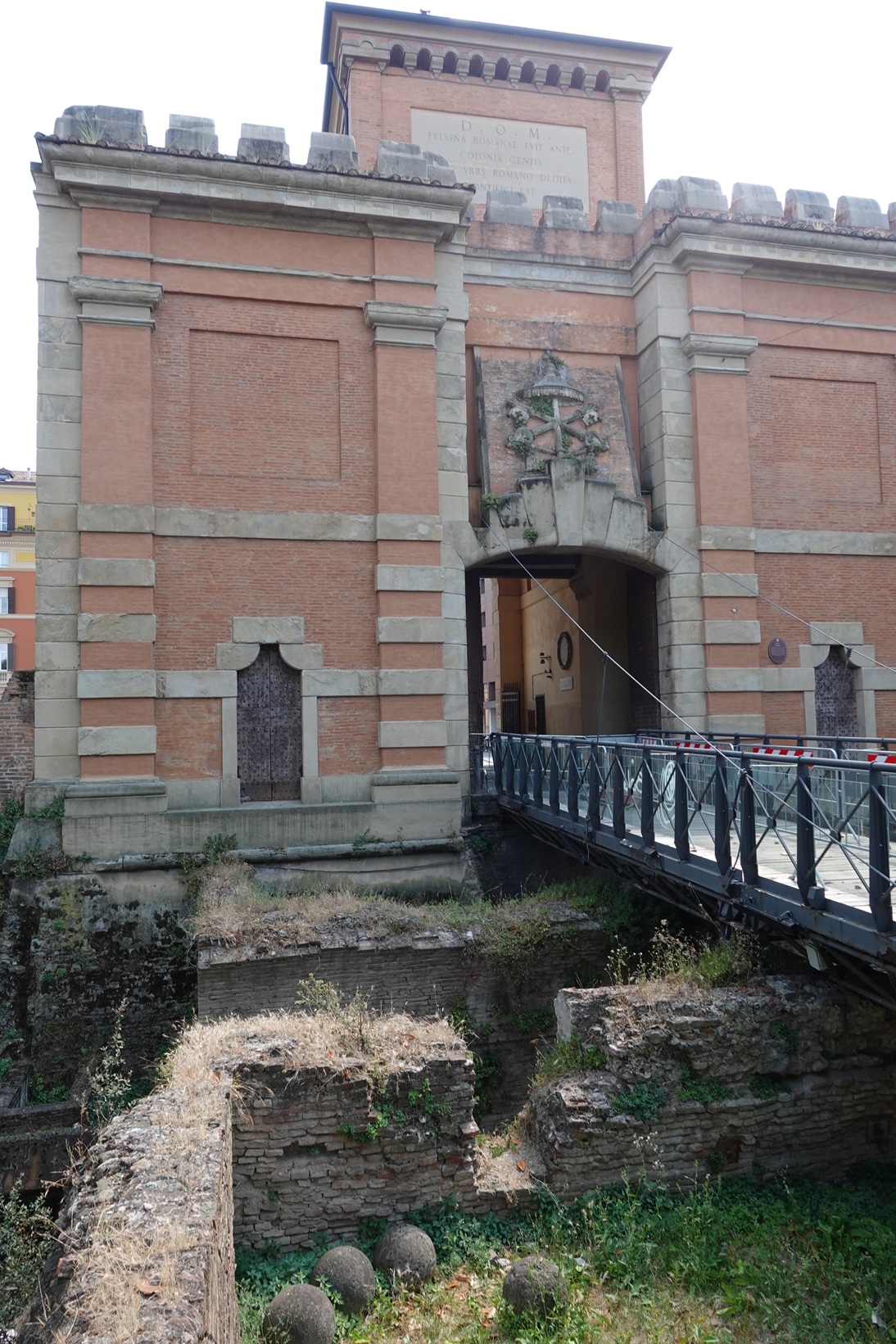 Canal system and Porta Galliera